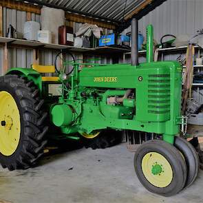 Vader en zoon Duijzer zijn niet eenkennig. Behalve vier Fords bezitten ze ook nog deze John Deere G en een Farmall BMD, die ergens anders in stalling staat.
