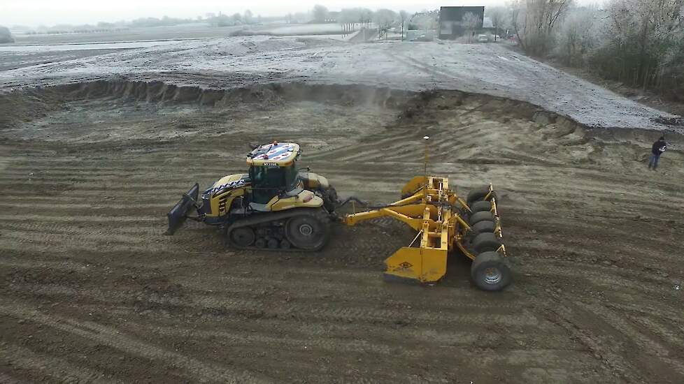 Loonbedrijf Klaas Fekkes met Challenger MT775E en Bos kilverbak Trekkerweb