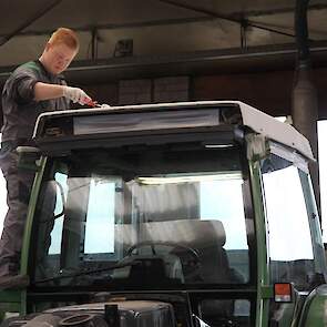 De technisch klaargemaakte trekker met nieuw ertussen gelaste stukken wordt op een later moment ook nog gespoten bij een professionele spuiterij. Hier rolt Axel het dak.