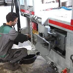 Een klant komt op de bonnefooi met zijn oprijdwagen bij de werkplaats. Ter plekke maakt Luuk de slangen weer klaar.