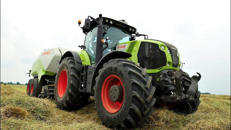 Graszaadhooi persen met Claas Axion 830  Trekkerweb