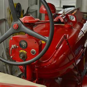Kenmerkend voor de Farmall, in dit geval de Super BMD, zijn het rechtopstaande stuur en de op afstand geplaatste meters.