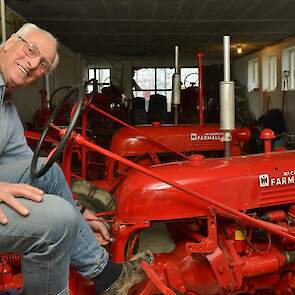 Kenmerkend voor de Farmall, in dit geval de Super BMD, zijn het rechtopstaande stuur en de op afstand geplaatste meters.