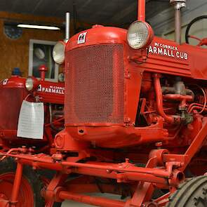 Kenmerkend voor de Farmall, in dit geval de Super BMD, zijn het rechtopstaande stuur en de op afstand geplaatste meters.