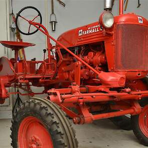 Kenmerkend voor de Farmall, in dit geval de Super BMD, zijn het rechtopstaande stuur en de op afstand geplaatste meters.