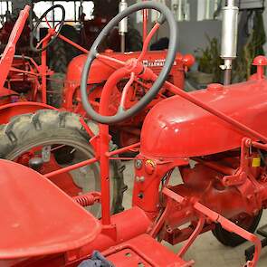 De werkplek van de Farmall Cub met rechts de lange hendel voor de mechanische hefinrichting. Let ook op de stand van de pedalen. De koppeling zit direct naast de twee rempedalen.