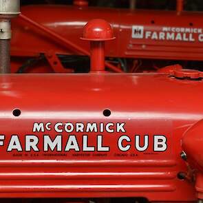 Wim van Dam heeft twee Farmall Cubs. De één is ooit van de vader van zijn zwager geweest, de andere heeft dienst gedaan bij een loonwerker in de Wieringermeerpolder.