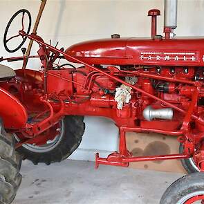 De Farmall 100 is net als de Cub een verplegingstrekker, maar dan met een sterkere motor: 18 pk in plaats van 9,5 pk.