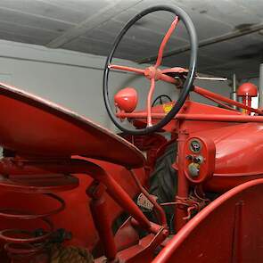 Het dashboard, als je dat al zo mag noemen, van de Farmall M is een toonbeeld van eenvoud.