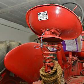 De panzitting van de Farmall M heeft een extra cilinderveer. Dat is ook wel nodig, aldus Wim van Dam. Anders vlieg je er al bij een beetje snelheid van af.