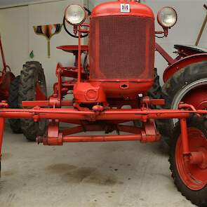 Van voren is goed te zien hoe asymmetrisch de Farmall Cub is gebouwd.