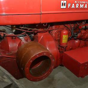 De Farmall M heeft een poelie, hetgeen normaal was voor trekkers uit die tijd (eind jaren veertig, begin jaren vijftig). De grote gereedschapskist is niet origineel. Die heeft Van Dam er zelf opgebouwd.