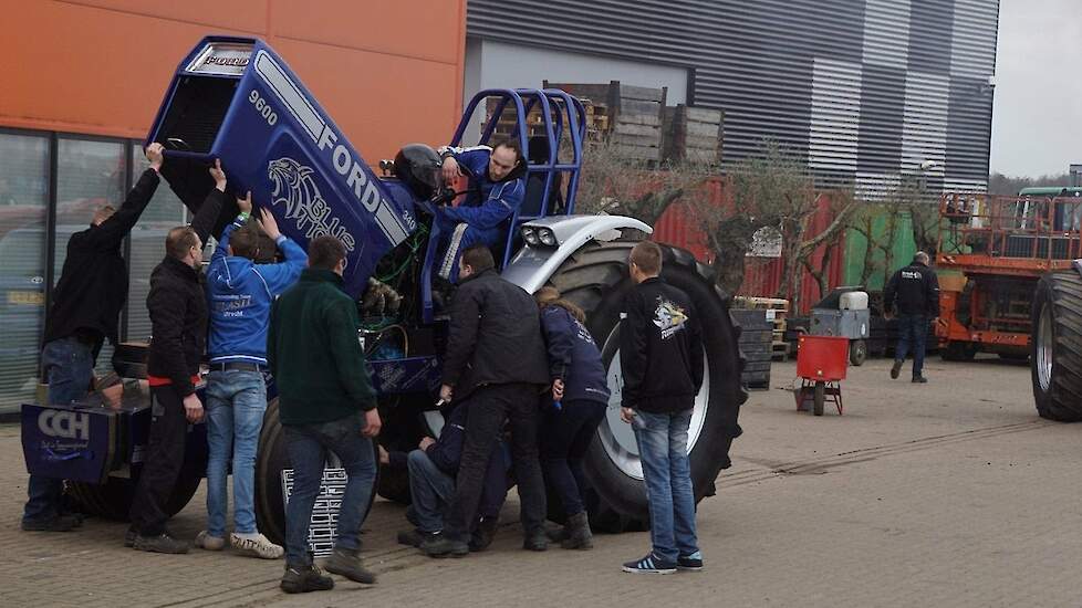 Drukte in de paddock en optoeren bij de start Indoor Assen TT Hall 2017 Trekkerweb
