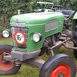 De Fendt heeft nog bijna nieuwe achterbanden. De voorbanden, zo te zien geen originele trekkerbanden, zijn wel hard aan vervanging toe.