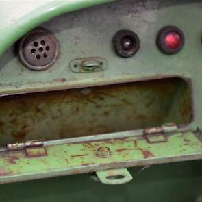 Het dashboard van de Fendt met links een klein, ingebouwd gereedschapskistje.