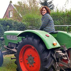 Net gestart rookt de Fendt nog behoorlijk. Dat zorgt voor een blauwe waas op deze foto.
