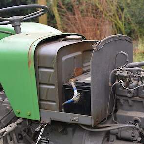 Om dieselolie te tanken moet de motorkap open staan. Dat trekt nogal bekijks bij de pomp.