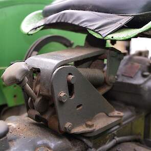 De Fendt van Titia heeft al een zweefzadel, de meeste trekkers uit die tijd moesten het nog met een panzitting doen.