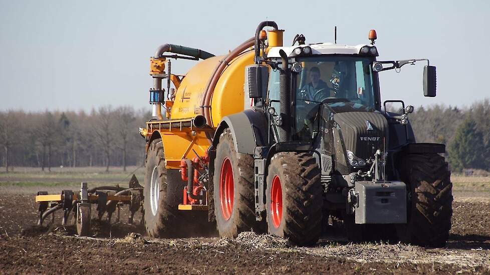 Fendt 828 Vario Black Beauty met Veenhuis tank van Agriservice Odoorn B.V. Trekkerweb
