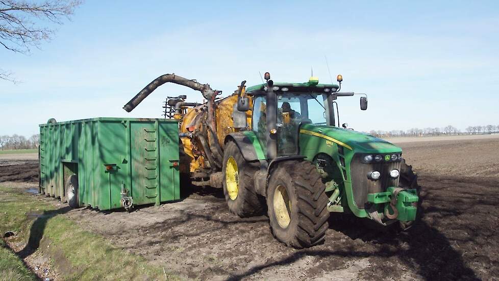 Loonbedrijf Vroege met John Deere 8345R en Veenhuis bouwland injecteren Trekkerweb
