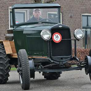 Koos Segers op, of beter gezegd in zijn autotrekker, een AA-Ford uit 1929. Het was oorspronkelijk een klein vrachtwagentje, dat na de oorlog door een inventieve smid is omgebouwd tot trekker voor boerengebruik.