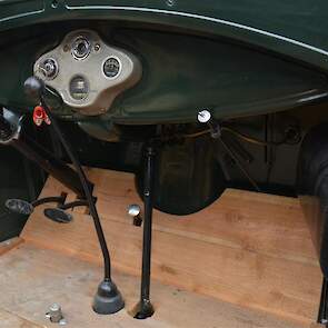 Het interieur van de AA-Ford. Het kleine tankje rechts herinnert eraan dat bij de ombouw tot trekker de motor geschikt gemaakt werd voor petroleum. Het kleine tankje was voor benzine om te starten.