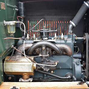De simpele viercilinder benzinemotor van de AA Ford. Het motortje kan ook op petroleum lopen, maar Koos maakt daar geen gebruik van.