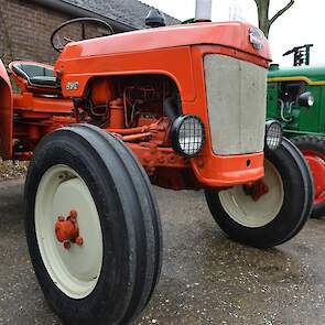 De Mini BMC is eigenlijk een kleine Nuffield. Het Deutzje ernaast is een elfje oftewel een F1L612. Binnen op de deel heeft Koos ook nog een watergekoelde Deutz staan.