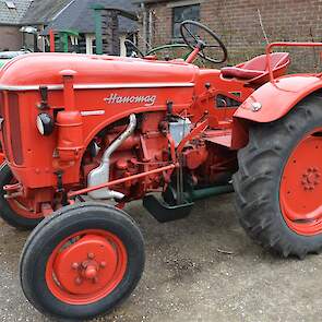 De Hanomag 425 wilde Koos graag hebben omdat ik het zon mooie trekker vind.