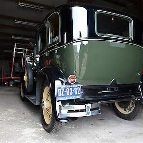 Koos heeft ook nog drie oldtimer autos, waaronder deze A-Ford, waarmee hij soms trouwerijen rijdt.
