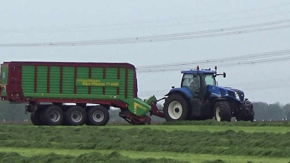 NEW HOLLAND T 8.420 MET EEN STRAUTMANN GIGA VITESSE CFS 4401