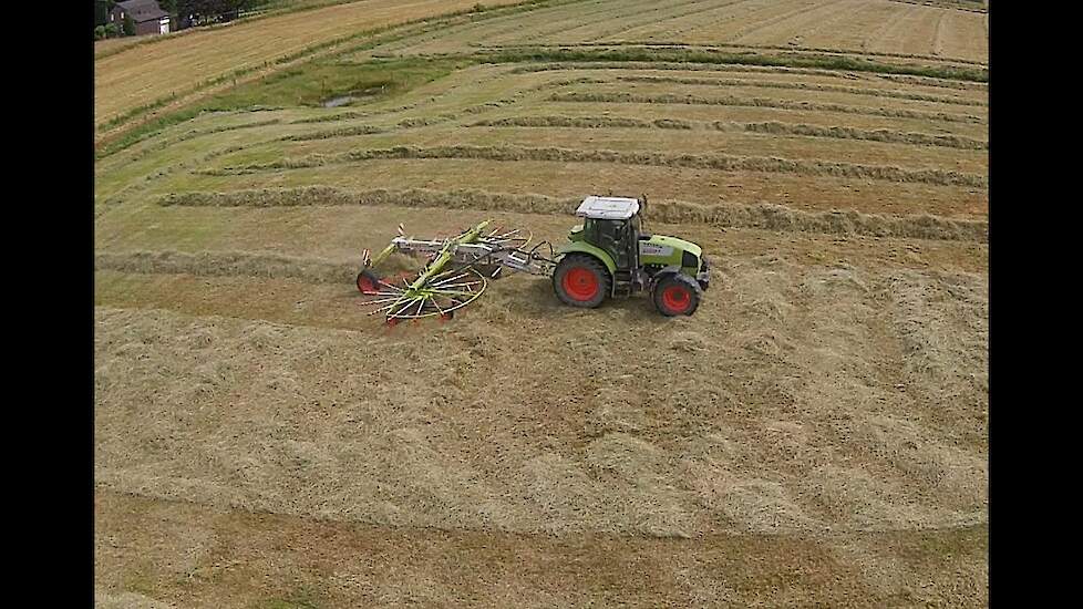 Fitten Loonbedrijf BV Velden met nieuwe Claas hark LINER 2900 Trekkerweb