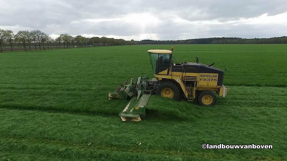 Hakselaar met een tripel Krone maaier