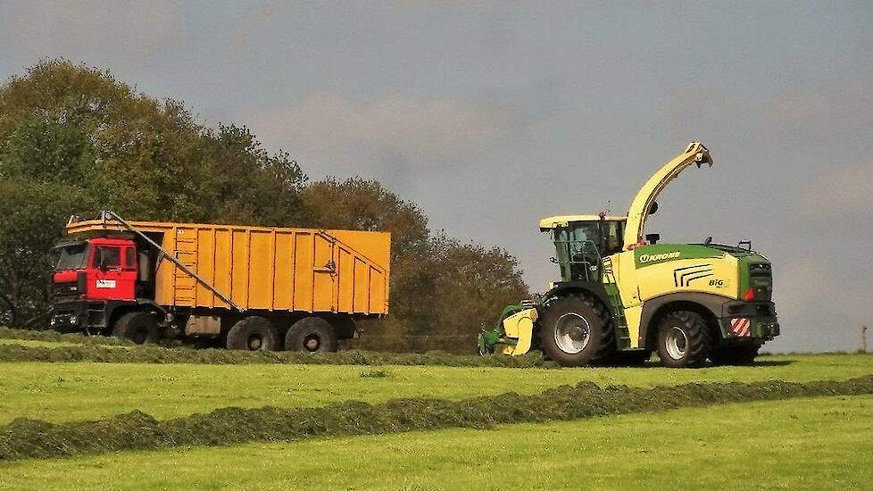Loonbedrijf Groesbeek met de nieuwe KRONE BiG X 580 in het gras Trekkerweb