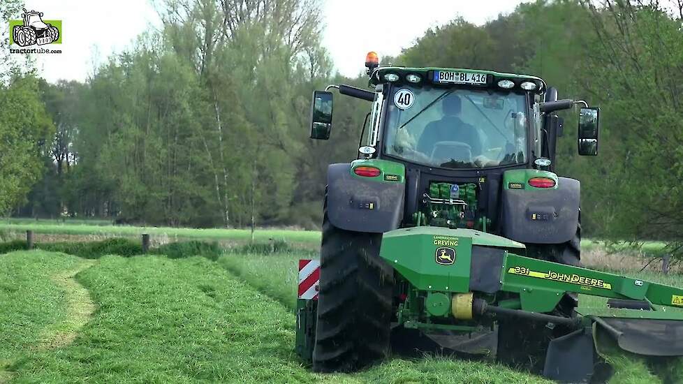 John Deere 6175R en John Deere 331 maaier en John Deere frontaanbouw grasmaaien Trekkerweb