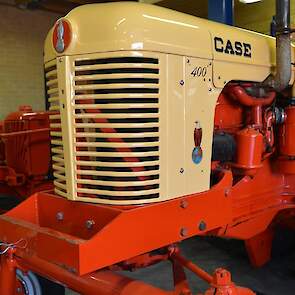 Met de Case 400 uit 1956 doet Gerrit mee aan trekkertrekwedstrijden voor oldtimers. Achter de 400 zijn de neuzen van de Case RC en R, beide uit 1939, zichtbaar.