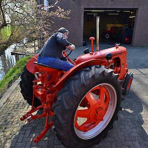 De Case SC uit 1954 is de lievelingstrekker van Gerrit's vrouw Nelly. Als ze samen aan een toerrit deelnemen, rijdt Gerrit de 930 en Nelly de SC.