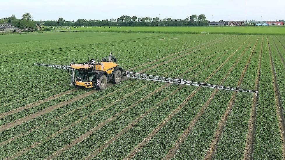 Tulpen spuiten met Challenger Rogator 655D Trekkerweb