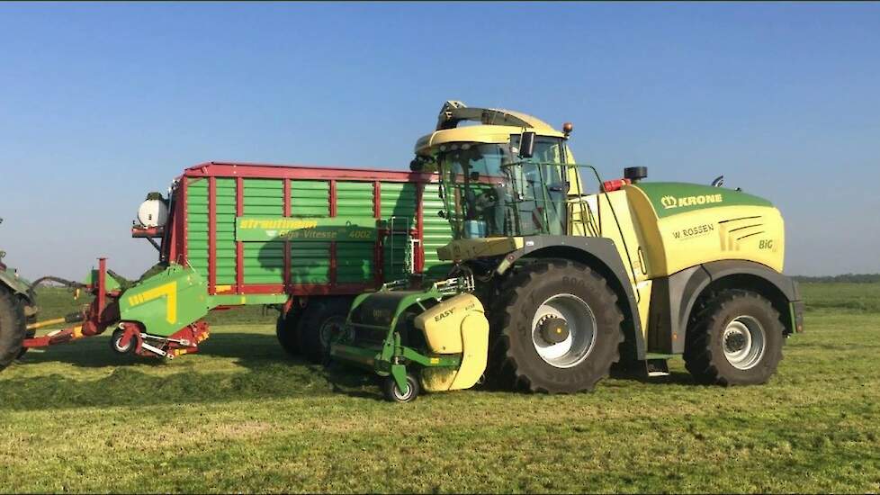 Loonbedrijf Rossen met nieuwe Krone BiG X 580 in het gras Trekkerweb