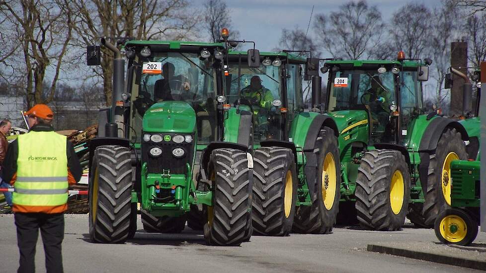 Trekkers kieken en kopen bij Ritchie Bros auction in Meppen Trekkerweb
