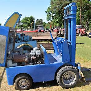 Vader Willie en zoon Twan van den Elsen verzamelen alles waar Porsche op staat, zo ook deze Irion heftruck uit 1954 met een tweecilinder Allgaier motor van 17 pk. De compressor daarachter is ook van Van den Elsen. Die heeft een 25 pk Porsche motor. Twan g