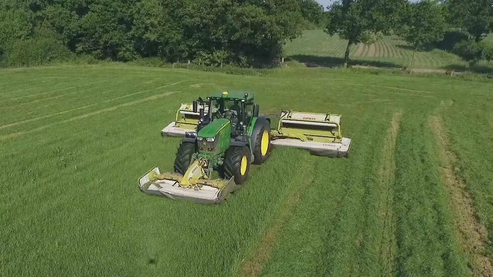 Grasmaaien John Deere 6215R en Claas Triple maaier Trekkerweb