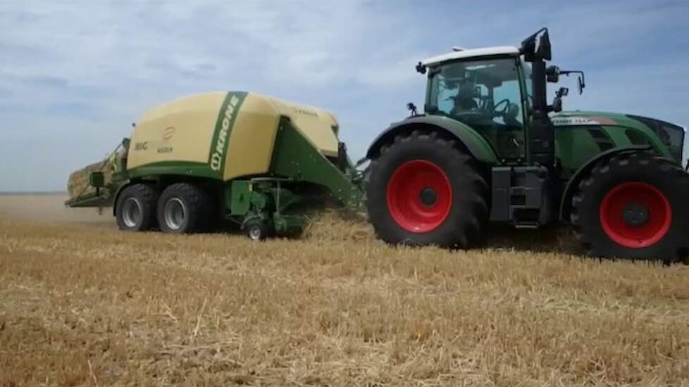 Van Arendonk - de Vor aan het stro persen met de Krone BigPack 1270 VariCut