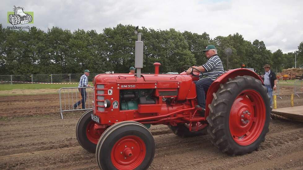 Oldtimer trekkerslep op Landbouwbeurs in Vlagtwedde Trekkerweb