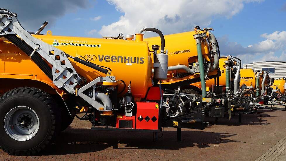 Op bezoek bij Veenhuis Machines B.V.in Raalte Trekkerweb --- slurry manure