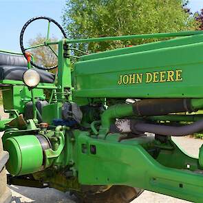 De John Deere B met zijn ver naar achteren geplaatste, liggende tweecilinder motor, die geschikt is voor zowel benzine als petroleum. De motor maakt een apart geluid dat liefhebbers uit duizenden herkennen.