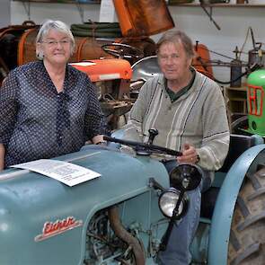 Jan en zijn vrouw Maaike in het trekkermuseum bij de ultieme smalspoortrekker, de Eicher Puma uit 1960.