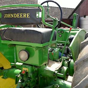 Dezelfde John Deere B uit 1947, maar nu van achteren. Het is de favoriete trekker van Jan Timmer. Hij doet er mee aan trekkertrekwedstrijden voor oldtimers. En dan laat ik een hoop anderen achter me.