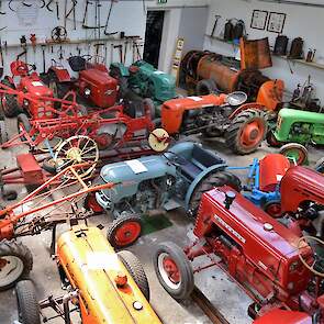 De trekkers in het trekkermuseum van Jan Timmer vormen letterlijk een bont allegaartje. Met de klok mee zien we vanaf linksboven een Güldner, een Fahr, een Hela, een Kramer, een Same, een Holder, een Vierzon, een Porsche, een McCormick, een Allis Chalmers