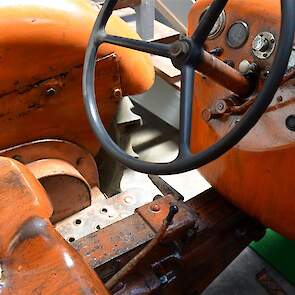 De werkplek van de Allis Chalmers D272. Let op de provisorische wijze waarop de spatborden zijn gerepareerd. Dat heeft de vorige eigenaar nog gedaan. Timmer heeft dat bewust zo gelaten. Ik heb er wel nieuwe spatborden bij, maar ik vind hem zo authentieker